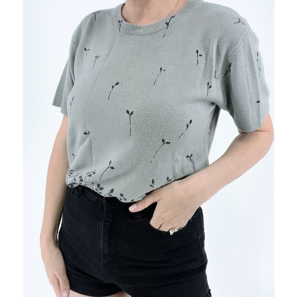 Vintage Sag Harbor Petite Floral Gray Knit Short Sleeve Sweater Size Medium